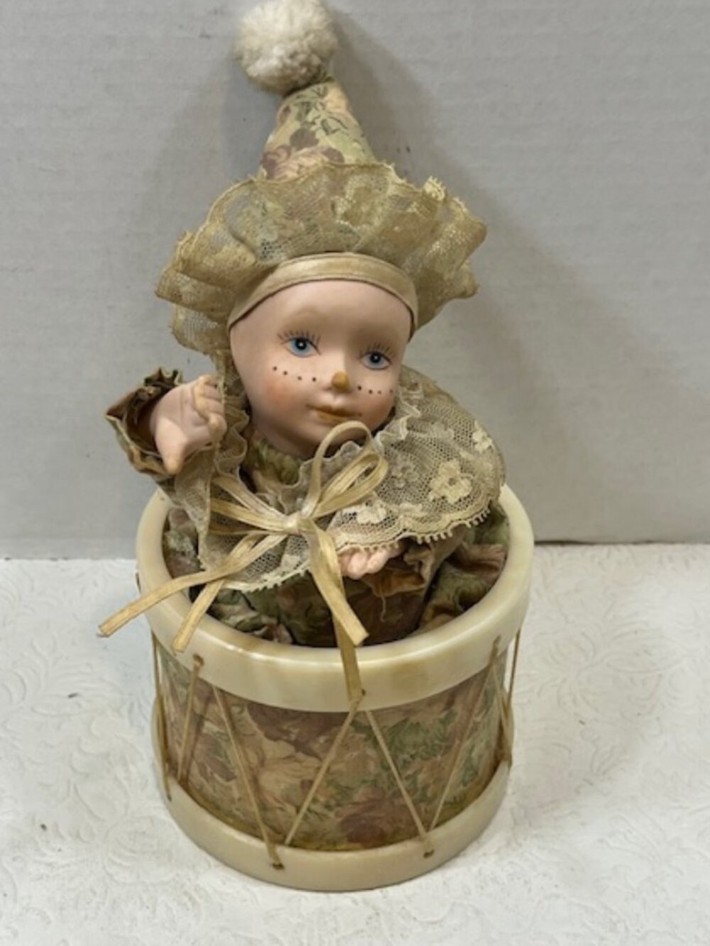 VTG Ceramic-Faced Child Clown Jester in Drum Wind Up Music Box Floral 4"x8.5"